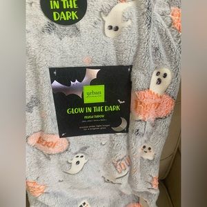 NWT Halloween Glow-in-the-dark Ghost throw  blanket